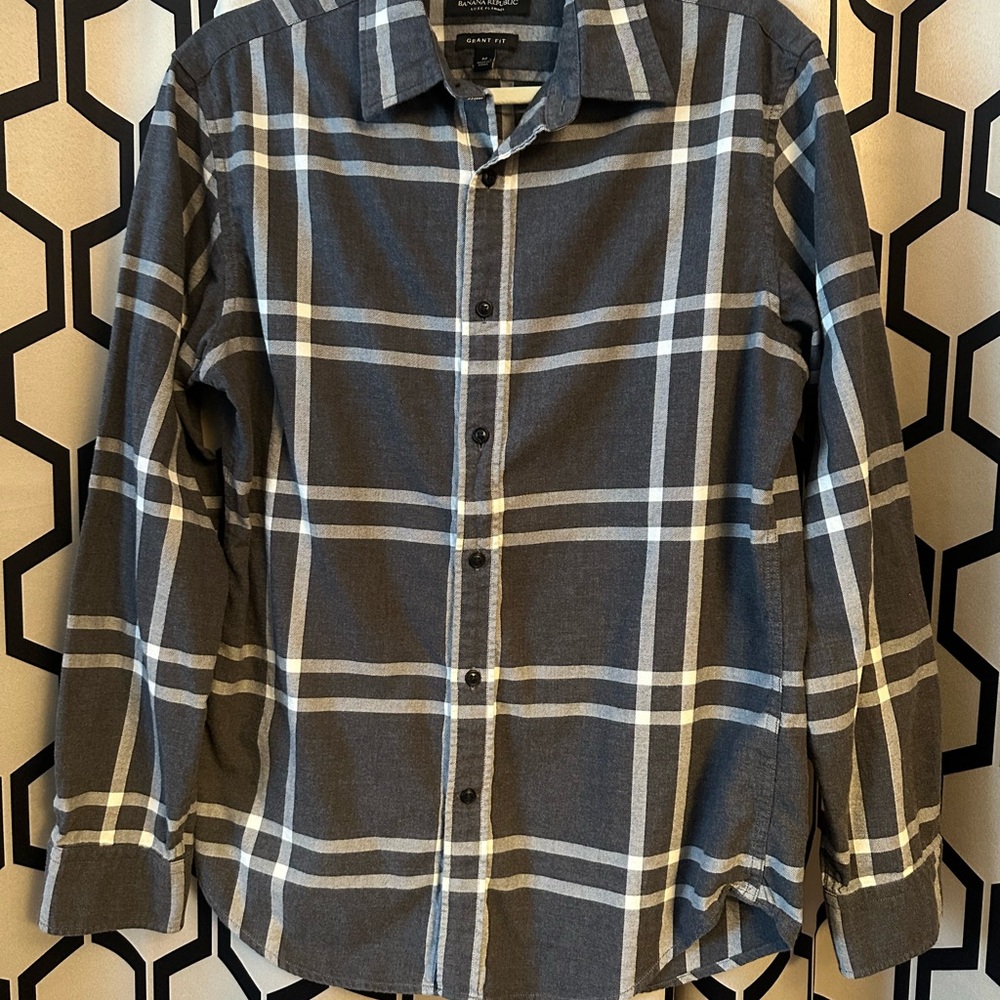 Banana Republic Dark Gray Plaid Luxe Flannel Men’s button down Shirt